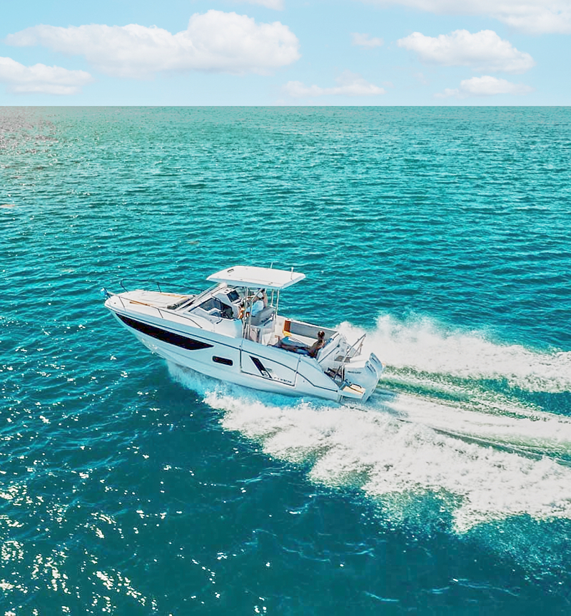 Bateau classique Vent Bleu amarré sur la Côte d’Azur